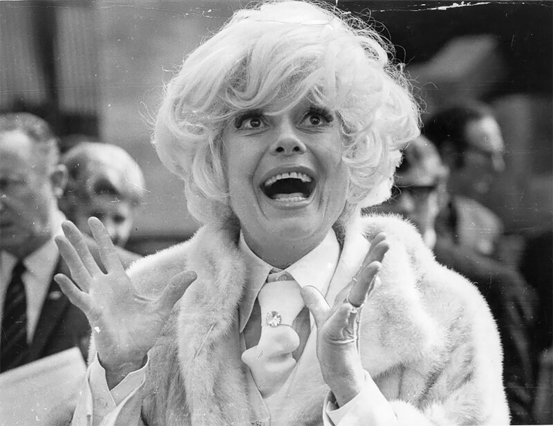 39. Американская актриса Кэрол Ченнинг прибывает в Лондон на четырехнедельный сезон в лондонском театре "Друри Лейн". 30 апреля 1970 г.