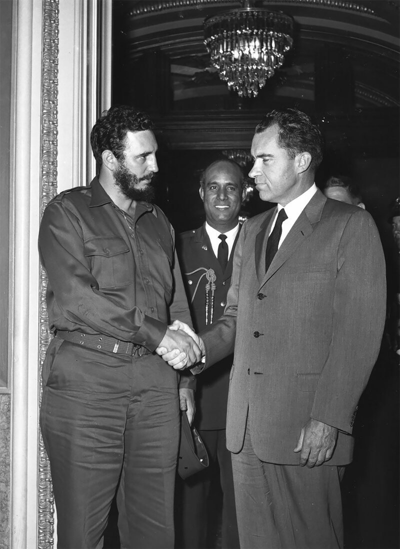 16. Президент Кубы Фидель Кастро и американский вице-президент Ричард Никсон во время пресс-приема в Вашингтоне. 1959 г.