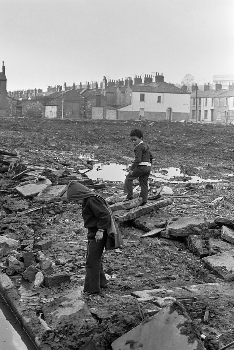 Дети играют на месте разрушенного дома. Ньюпорт, 1974