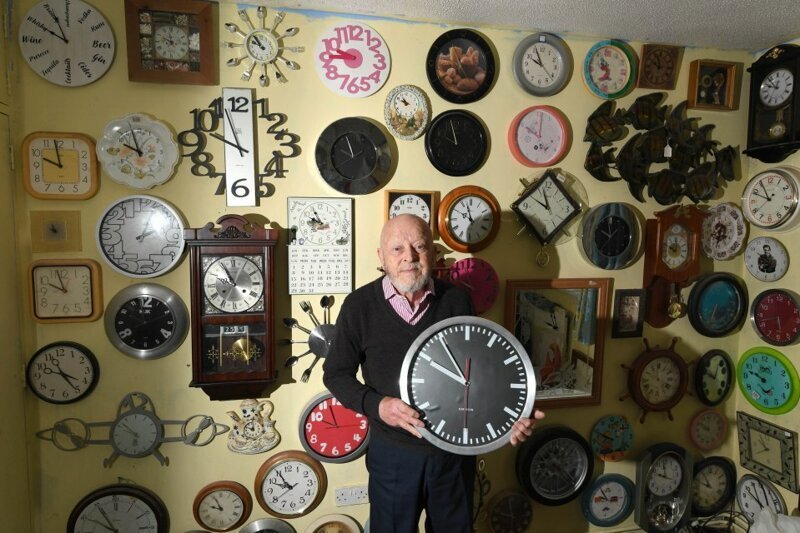 75-летний коллекционер потратит более 5 часов, чтобы  перевести все свои часы на зимнее время
