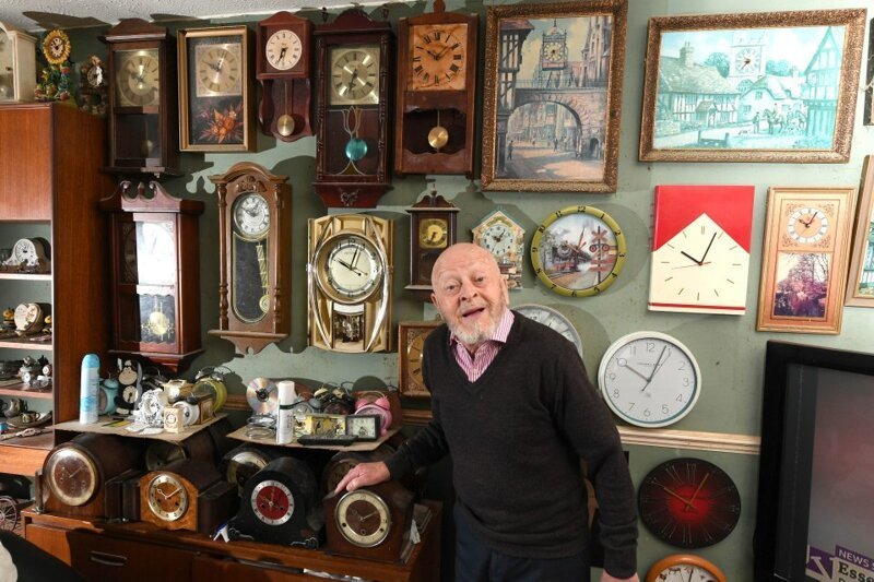 75-летний коллекционер потратит более 5 часов, чтобы  перевести все свои часы на зимнее время