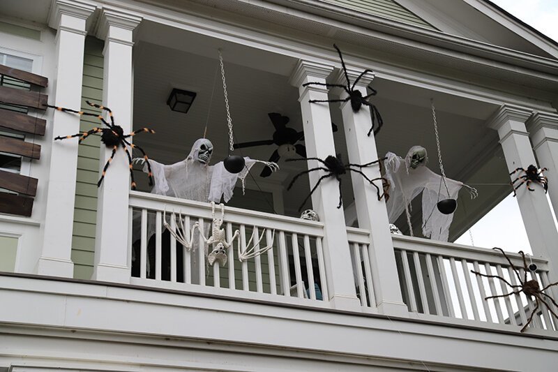 Как американцы украшают дома на Хэллоуин?