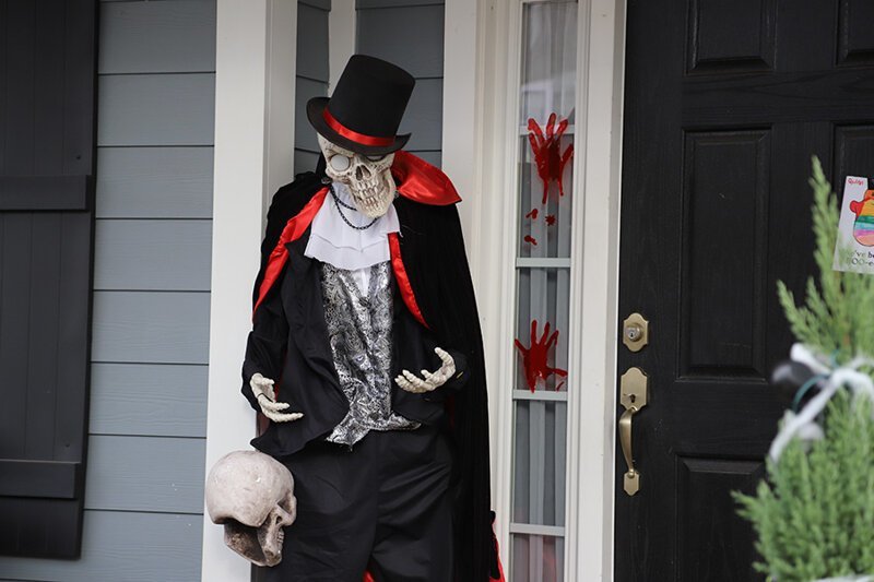 Как американцы украшают дома на Хэллоуин?
