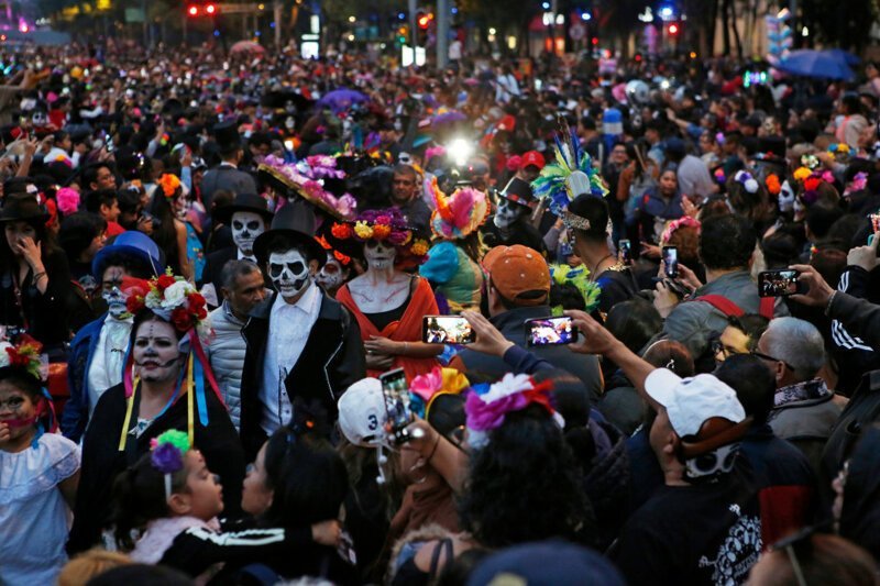 Жуткая красота: мексиканцы эффектно готовятся ко Дню мертвых