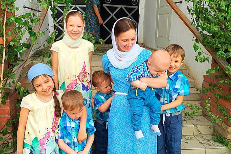 Омбудсмен Анна Кузнецова вместо реальной помощи детям делает с ними фотосессии