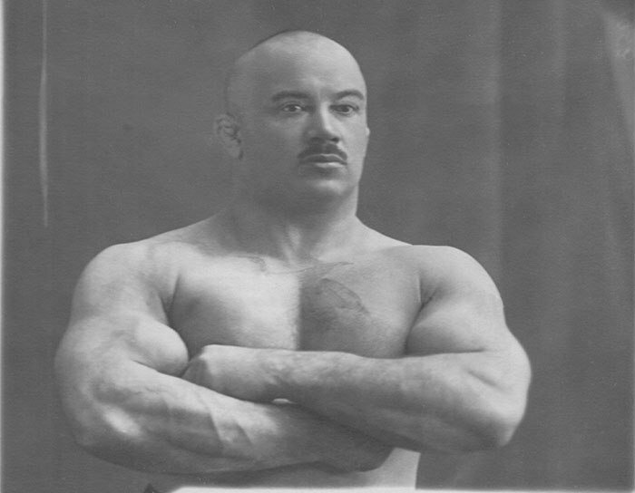 1. Макс Датон (Англия) выполнил жим штанги весом 34 кг 845 раз в 1891 году.