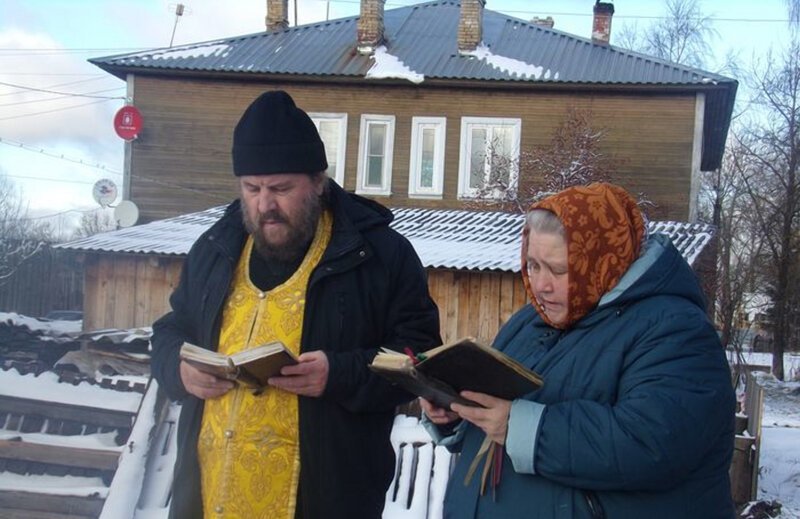 В Белозерске священника попросили молитвой усмирить аварийную скважину