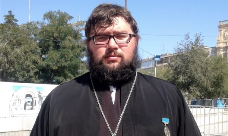 В Волгоградской области сельский священник спас пожилого инвалида из горящего дома