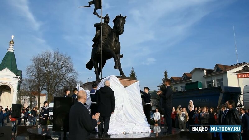 В Новой Усмани торжественно открыли площадь Мира и памятник основателю села  