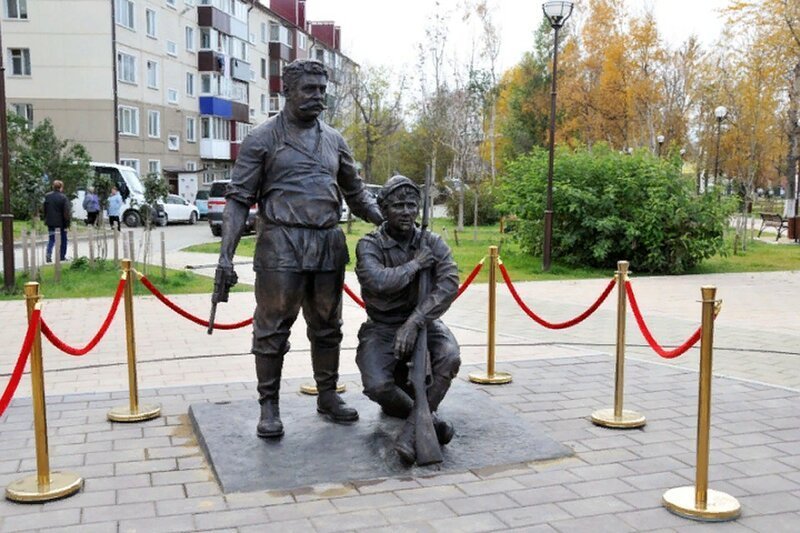 На Сахалине открыли бронзовый памятник Верещагину и Петрухе из «Белого солнца пустыни»