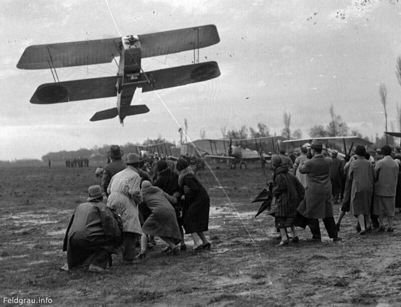 Самолёт пролетает над зрителями во время авиационного шоу на аэродроме в Шарлотт, 1928 год. 