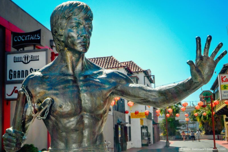 Памятник Брюсу Ли в Чайнатауне Лос-Анджелеса.