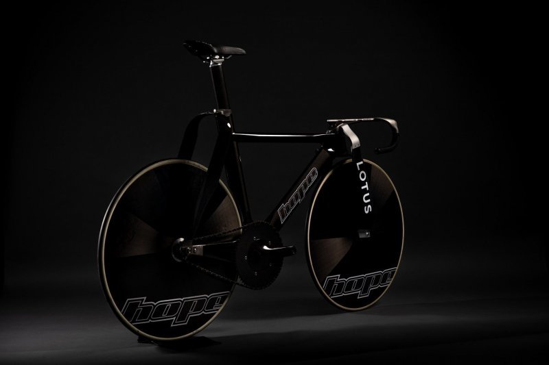 Lotus построил инновационный трековый велосипед с уникальной передней вилкой