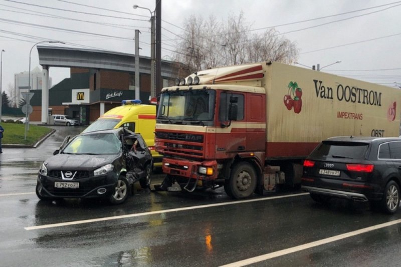 Авария дня. В Чебоксарах грузовик "без тормозов" устроил массовое ДТП
