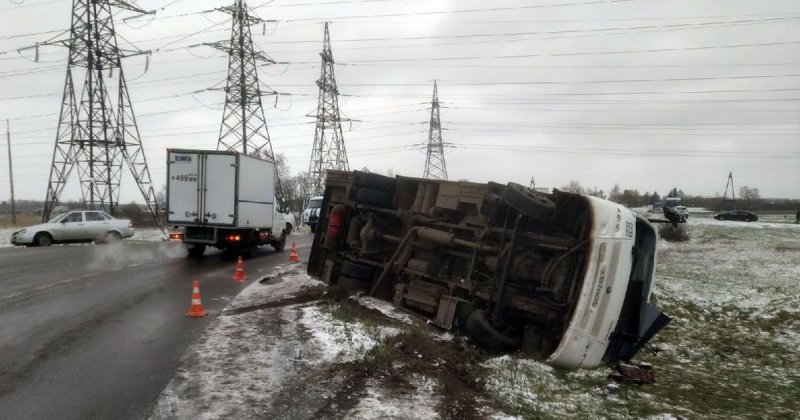 В Твери водитель перевернувшейся маршрутки убежал с места ДТП и даже не помог пассажирам