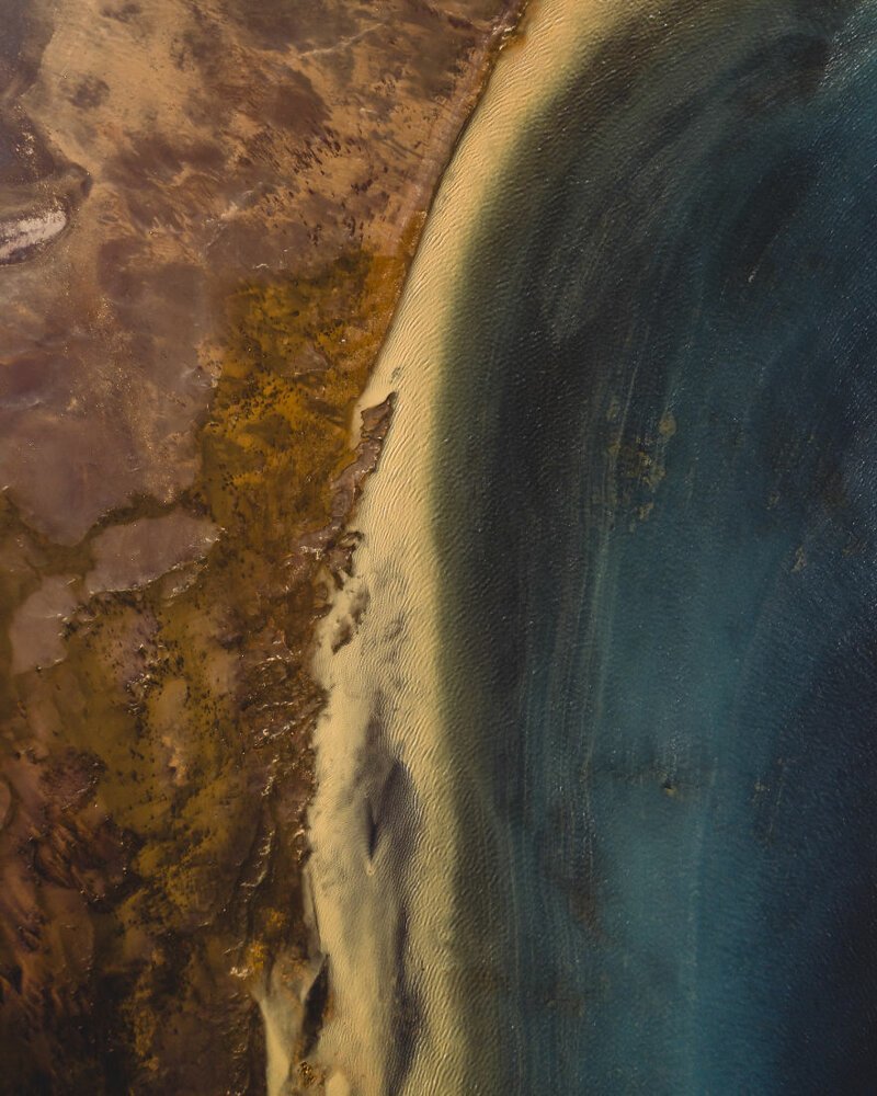 Река, насыщенная серой, впадает в океан (снимок с дрона)