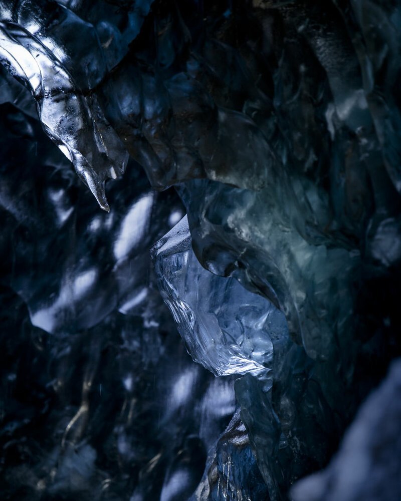 В ледяных пещерах голубой лед блестит, словно россыпи сапфиров