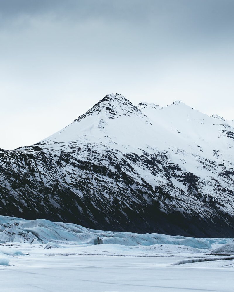 Заснеженные пики и ледники - одна из визитных карточек Исландии