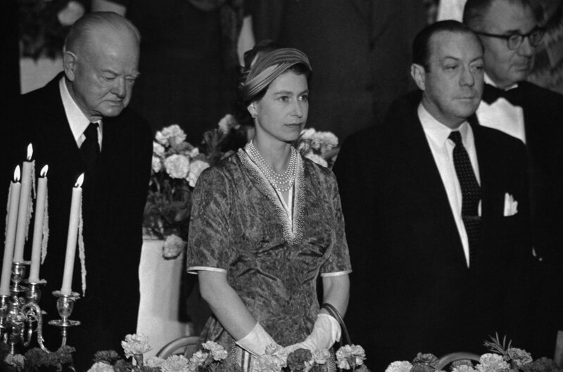 Королева Елизавета II и 31-й президент США Герберт Гувер