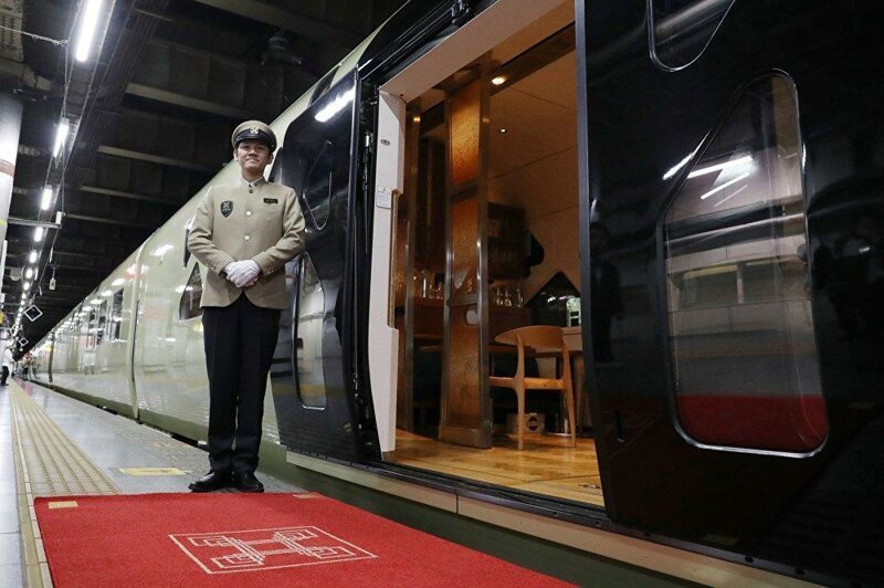 Путешествие по Японии на туристическом поезде Shiki-Shima  Ист