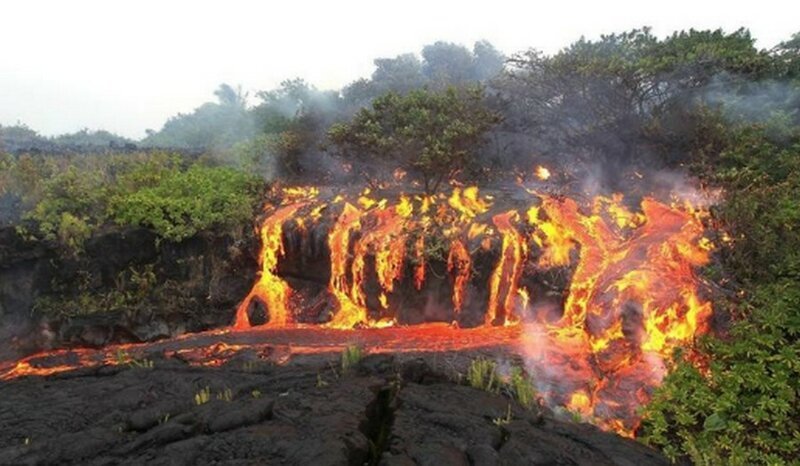 21. Огненный водопад из лавы