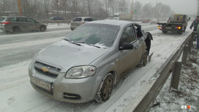 Chevrolet влетел в эвакуатор на Объездной в Екатеринбурге