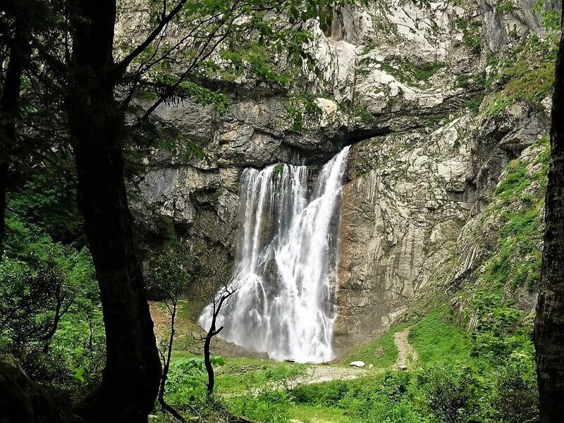 Какой водопад в Абхазии превышаем норму радиации в 9 раз?