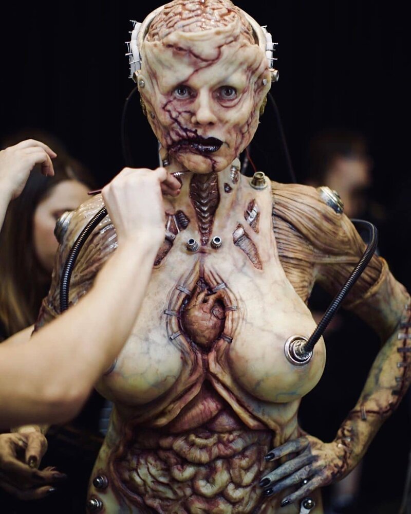 Королева Хеллоуина: Модель Хайди Клум показала свой костюм зомби-пришельца