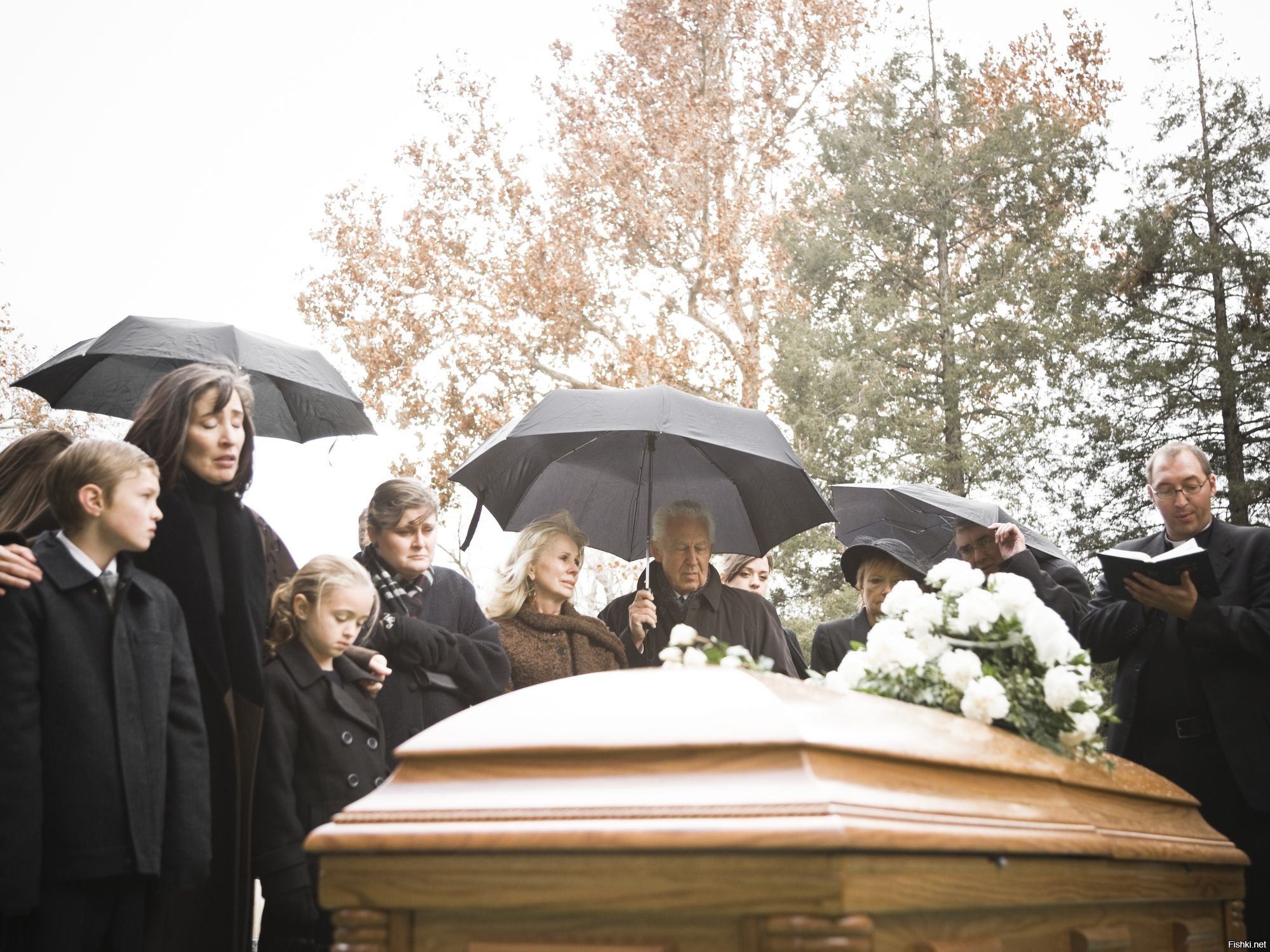 Прощание близко. Родственники на похоронах.