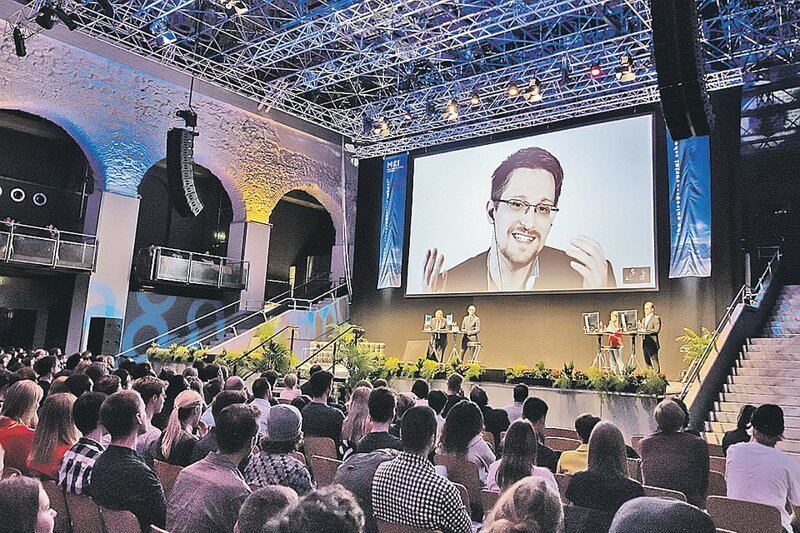 Американский перебежчик Эдвард Сноуден: Я собирался провести в России сутки - а застрял на шесть лет