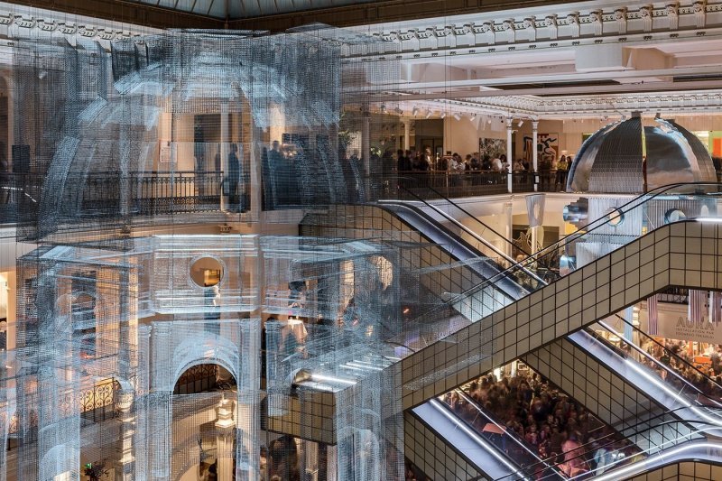 Потрясающая инсталляция Aura в парижском универмаге