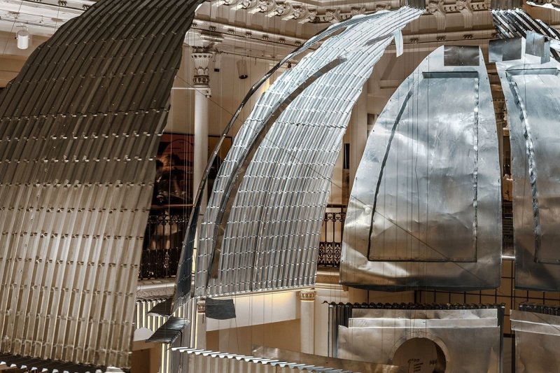Потрясающая инсталляция Aura в парижском универмаге