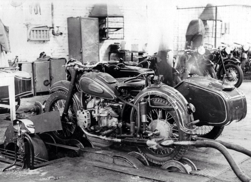 Сборка мотоциклов К-750 на Киевском мотоциклетном заводе 1960 год