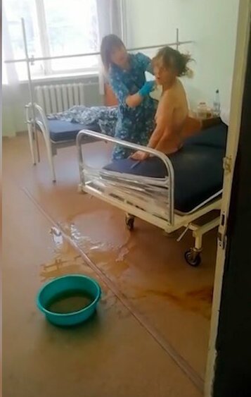 Уборщица вымыла лицо пациентки половой тряпкой