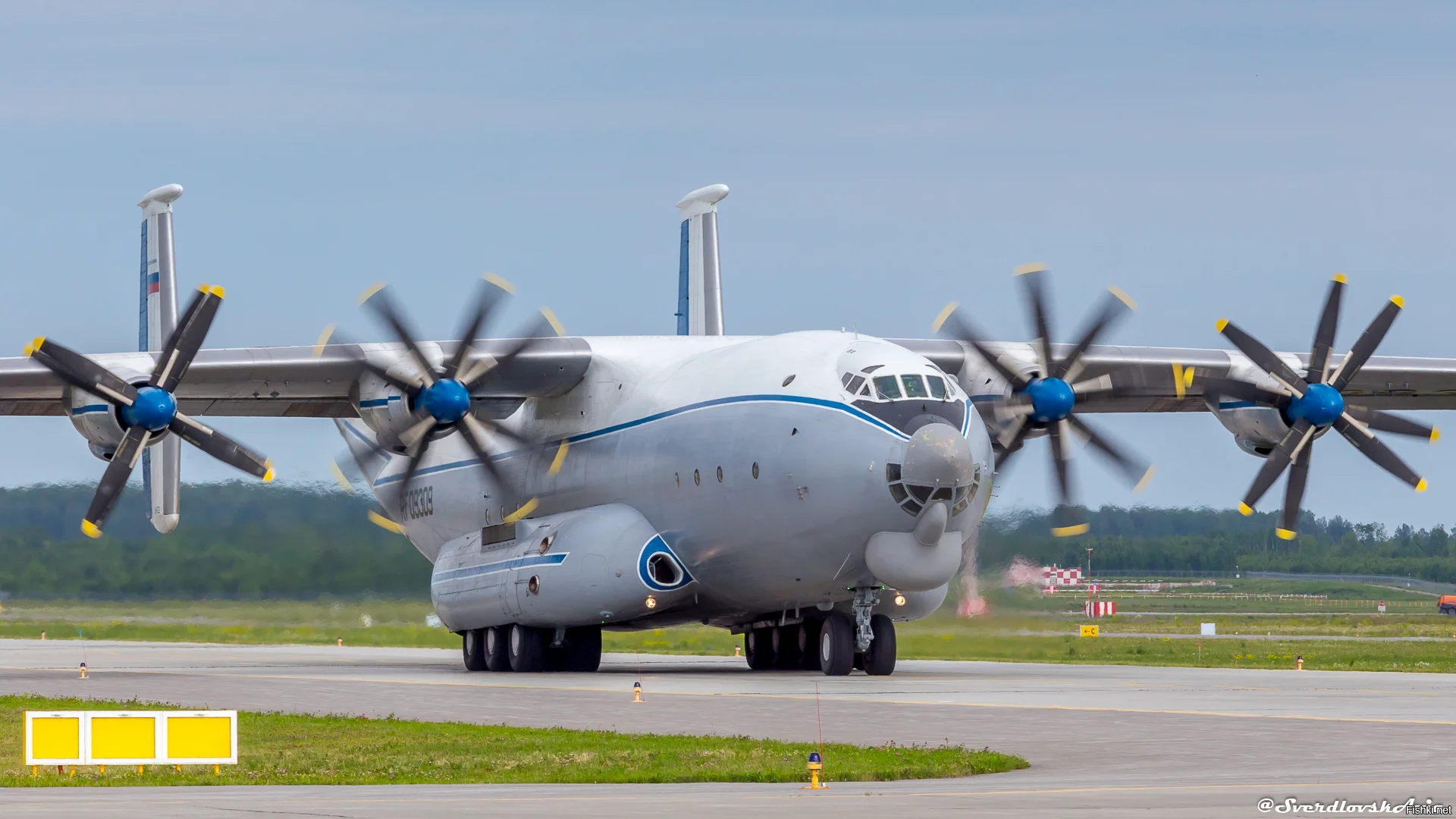 Турбовинтовые самолеты ил. Самолёт Антей АН-22. Турбовинтовой АН 22 самолет турбовинтовой. Турбовинтовой самолет АН-140. АН-22 Антей СССР.