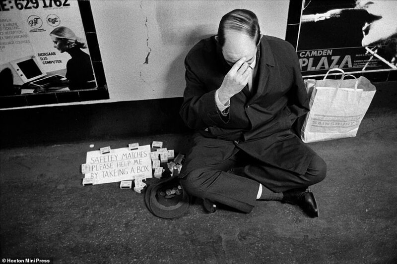 Станция на Тоттенем-Корт-роуд, 1977. Мужчина просит у прохожих денег в обмен на коробки спичек