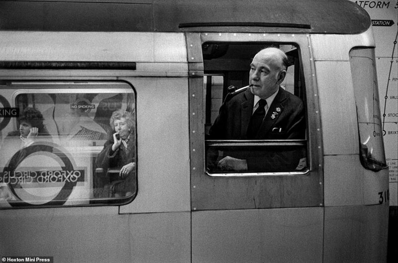 Машинист курит трубку на станции Oxford Circus, 1978. Курение было разрешено в некоторых вагонах метро до 1984 года