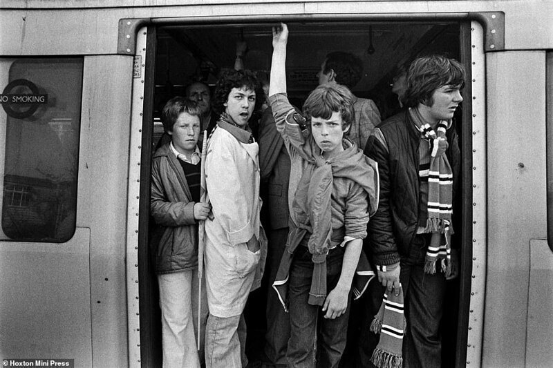 Юные британцы едут на футбольный матч, станция в парке Уэмбли, 1979