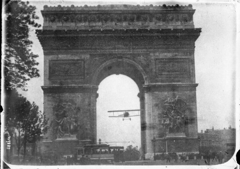 Кадры, вошедшие в историю: выдающийся полёт через Триумфальную арку