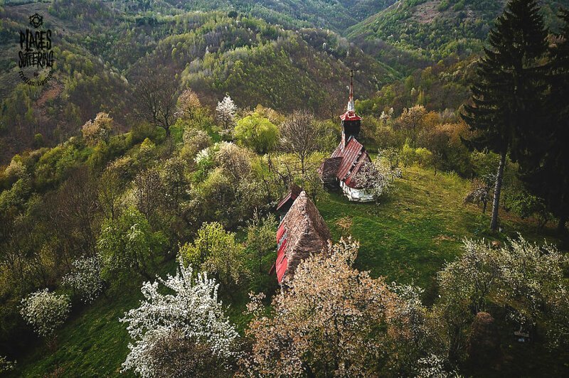 Дух времени: прогулка по заброшенным домам западных Румынских гор