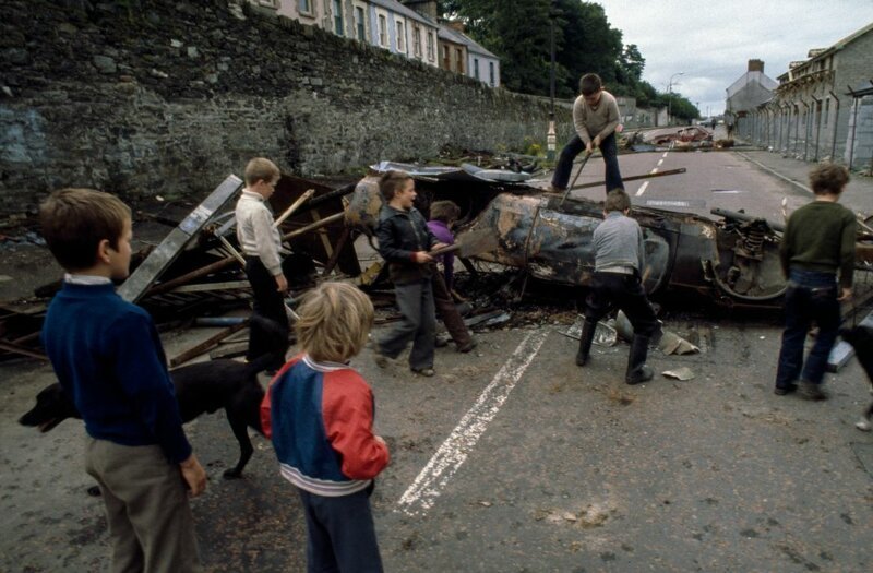 А на окраине Европы, в Ольстере, уже 10 лет шла такая же, в сущности, межконфессиональная война. Типичная сцена баррикад на улицах Белфаста и Лондондерри (фото Peter Marlow, 1979):