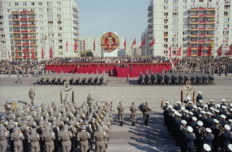 Берлин, 7 октября 1979 г. Во время парада Национальной народной армии на Карл-Маркс-аллее: 