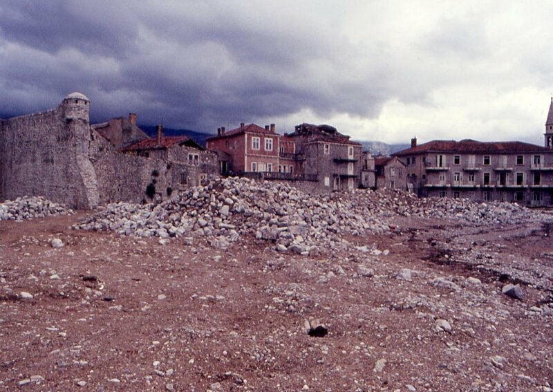 Более 100 тысяч жителей остались без крова. В числе прочих был разрушен красивый курортный город Будва, но его средневековую часть потом отстроили заново. 