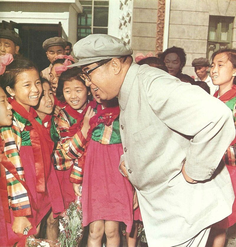 А вот другой вождь-долгожитель, Ким Ир Сен, ещё бодр и весел, в запасе у него остаётся целых 15 лет: