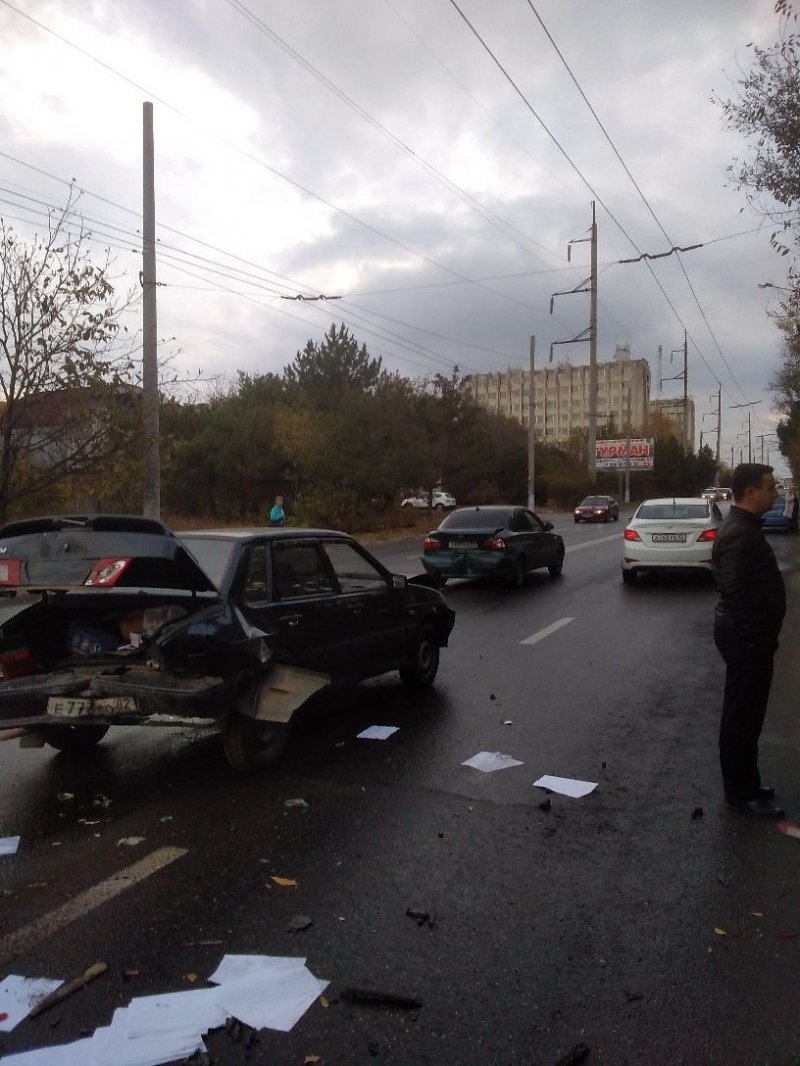 Эффектный "паровозик" с четырьмя автомобилями в Крыму