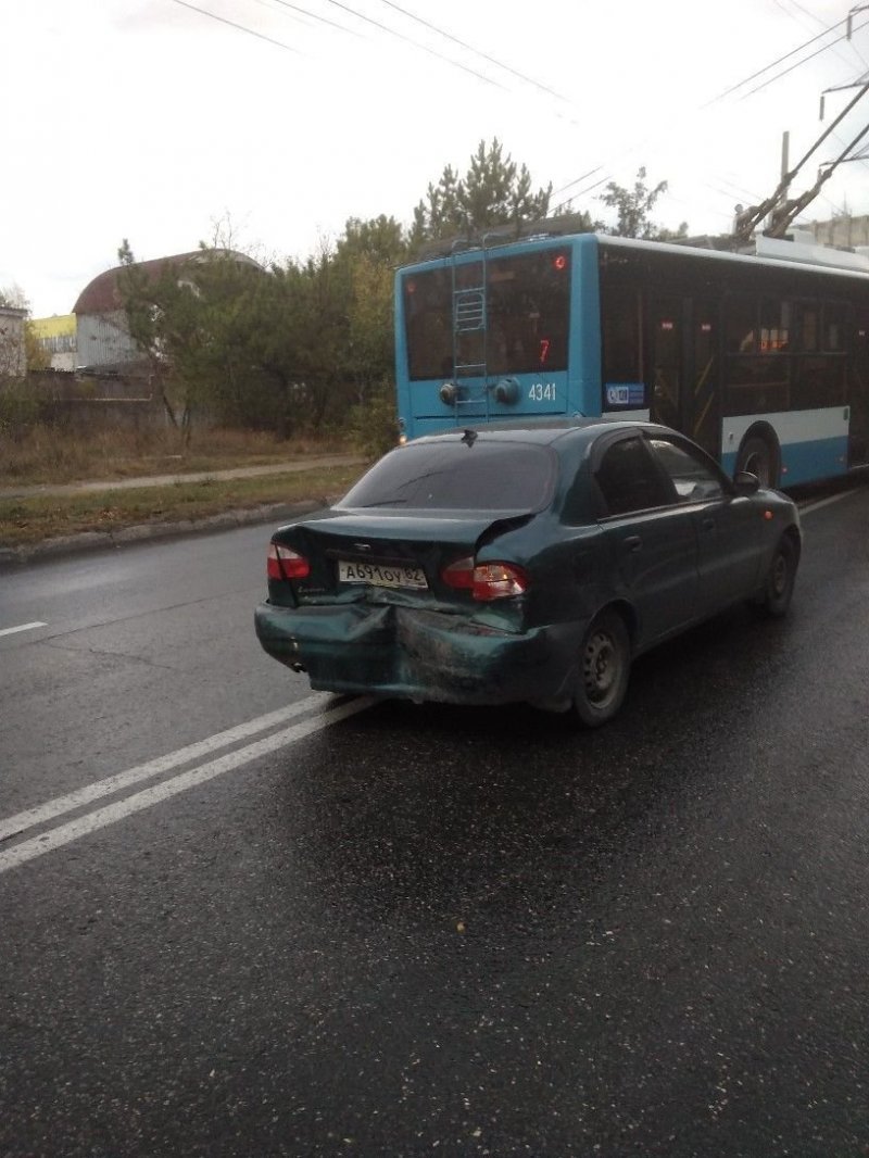 Эффектный "паровозик" с четырьмя автомобилями в Крыму