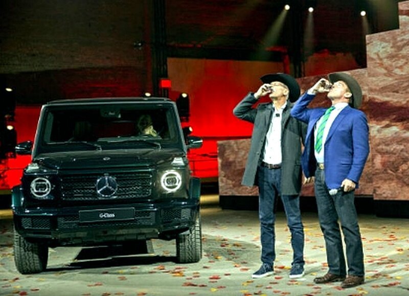 Дитер Цетше, главный исполнительный директор Daimler AG, и Арнольд Шварценеггер, бывший губернатор Калифорнии, пьют в честь дебюта нового автомобиля G-класса во время мероприятия на Североамериканском международном автосалоне 2018 года.