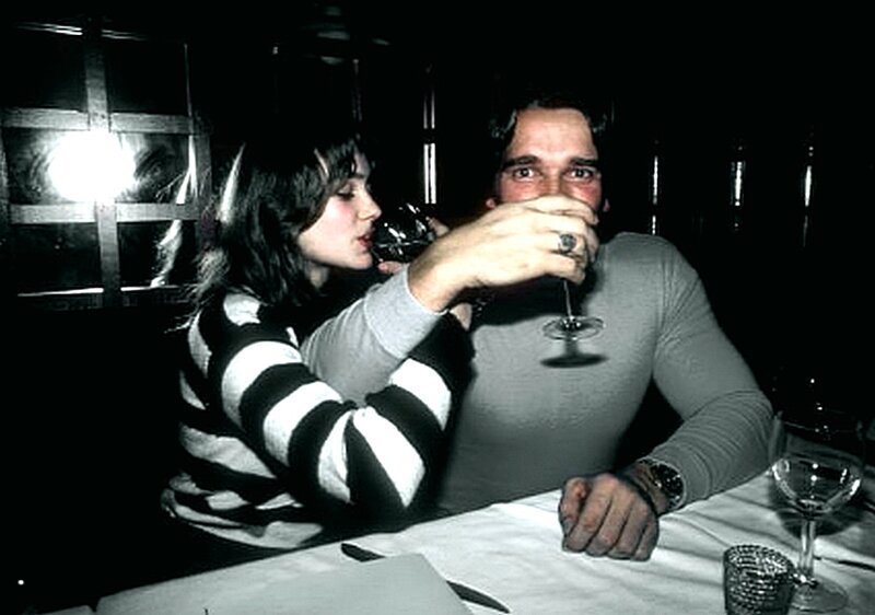 Арнольд Шварценеггер пьет со своей подругой в феврале 1979 года в Лос-Анджелесе, штат Калифорния. 