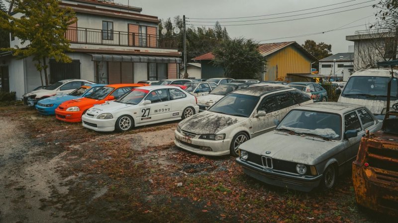 Редкие автомобили ржавеют на автомобильной парковке автосервиса в Японии