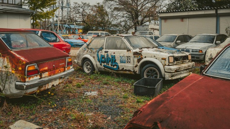 Редкие автомобили ржавеют на автомобильной парковке автосервиса в Японии